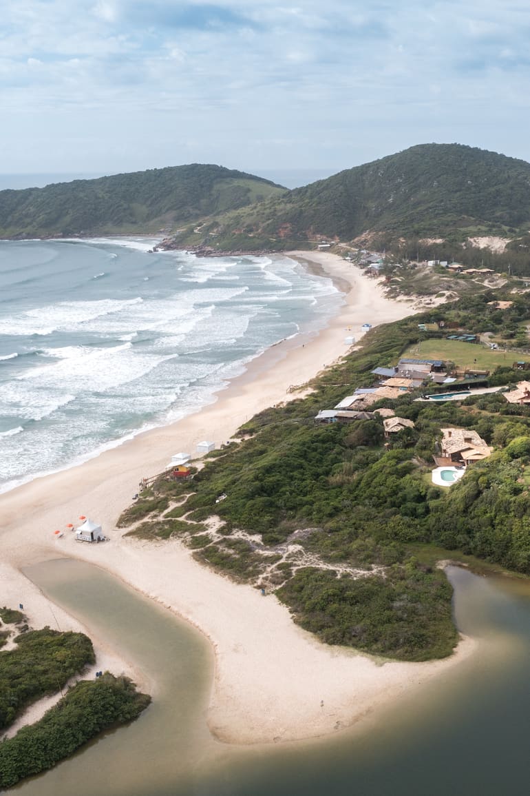Praia do Rosa está contenida por dos morros.