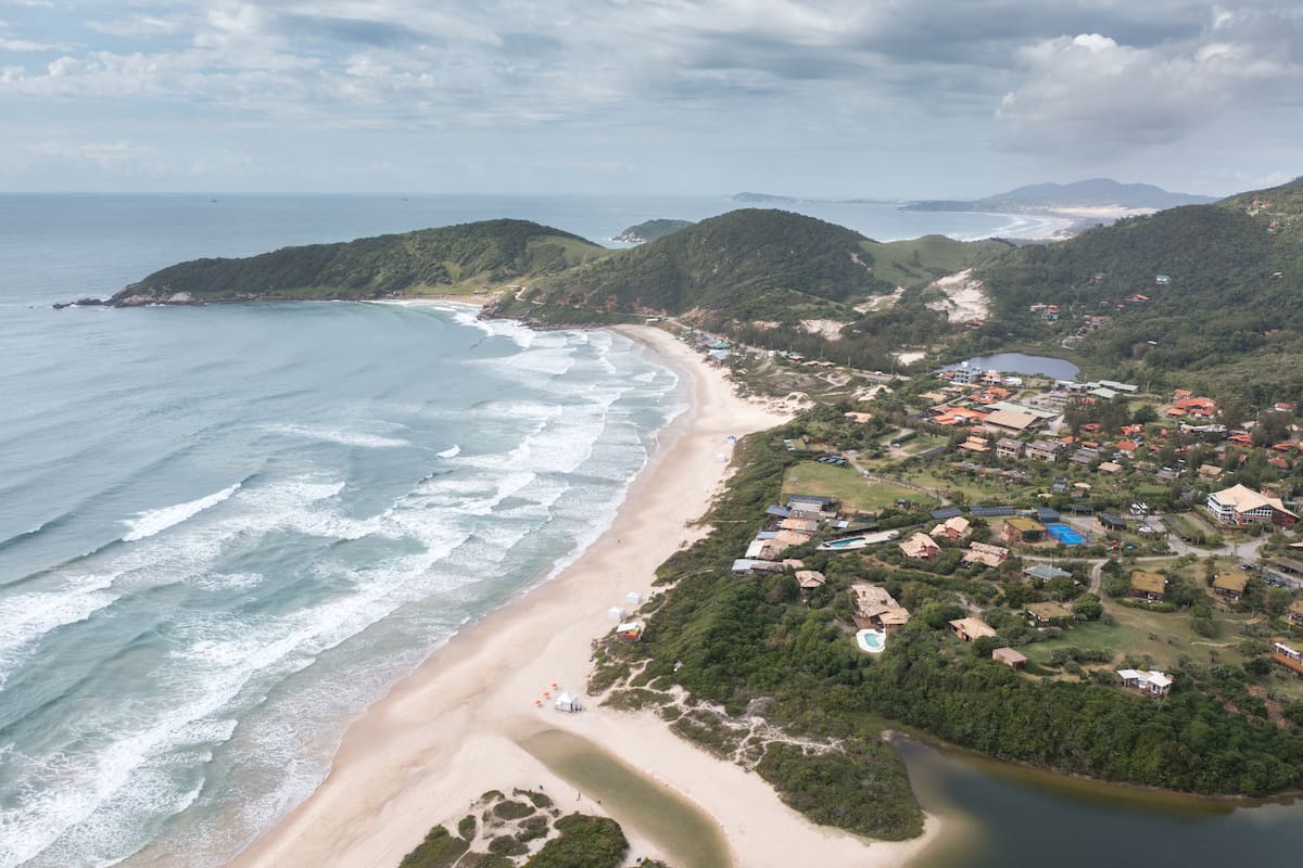 Praia do Rosa está contenida por dos morros.