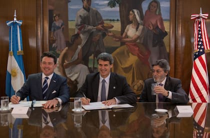 El ministro de Hacienda y Finanzas Públicas, Alfonso Prat-Gay, el embajador de Estados Unidos en Argentina, Noah Mamet, y Alberto Abad, titular de la AFIP