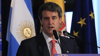 Prat-Gay pidió "perdón" a los inversores españoles por los "abusos" del kirchenrismo