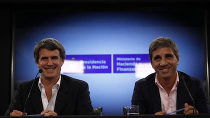 En entonces ministro de Economía Alfonso Prat-Gay y su secretario de Finanzas Luis Caputo negociaron con los demandantes el pago de US$9300 millones para que el juez Thomas Griesa levantara las cautelares