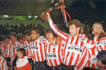Prátola festejando el título del Nacional B de 1994 que le permitió a Estudiantes volver a la máxima categoría