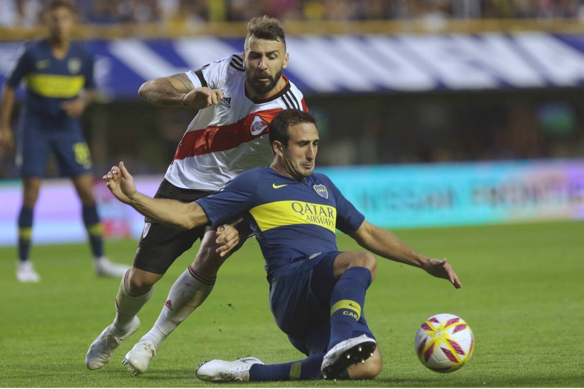 Pratto e Izquierdoz, en la batalla por la pelota; los exjugadores prevén dos finales muy cerradas y sin brillo