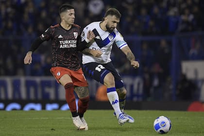Pratto hizo un gran desgaste durante todo el partido; en la escena, lucha con Enzo Fernández