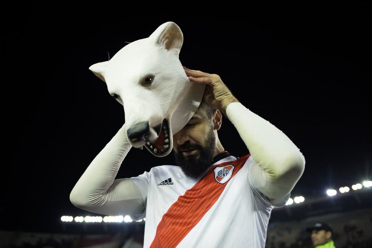 Pratto le hace honor a su apodo, en los festejos.
