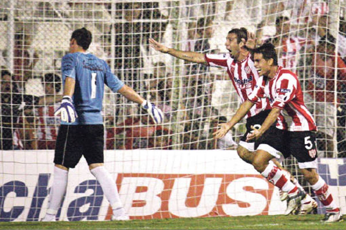 Pratto (tapado, gritando con la camiseta de Unión) festeja el segundo tanto del triunfo del tatengue ante Deportivo Merlo en 2010; el que sufre es Armani, a quien el Oso le convirtió el primer tanto