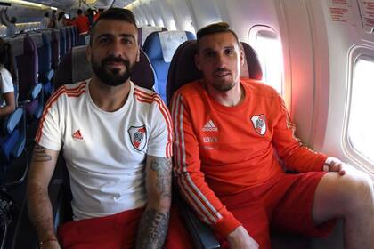 Pratto y Armani en el avión; el equipo esperó varias horas en Lima para llegar a Guayaquil