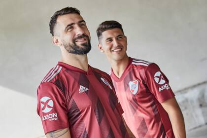 Pratto y Palacios lucen la nueva camiseta alternativa de River, en honor al Torino italiano