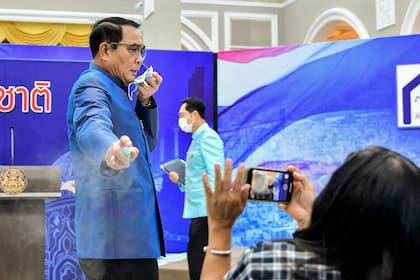 Prayut Chan-ocha tomó un rociador dispuesto para protegerse del coronavirus y así agredió a una reportera