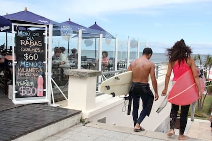 Los precios para comer en la playa se mantienen en febrero, pese a algunas promociones