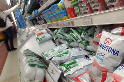 Los 64 productos de Precios Esenciales deberán estar disponibles para el lunes próximo, pero en algunos supermercados ya se consiguen. Es el caso de la leche La Martona.