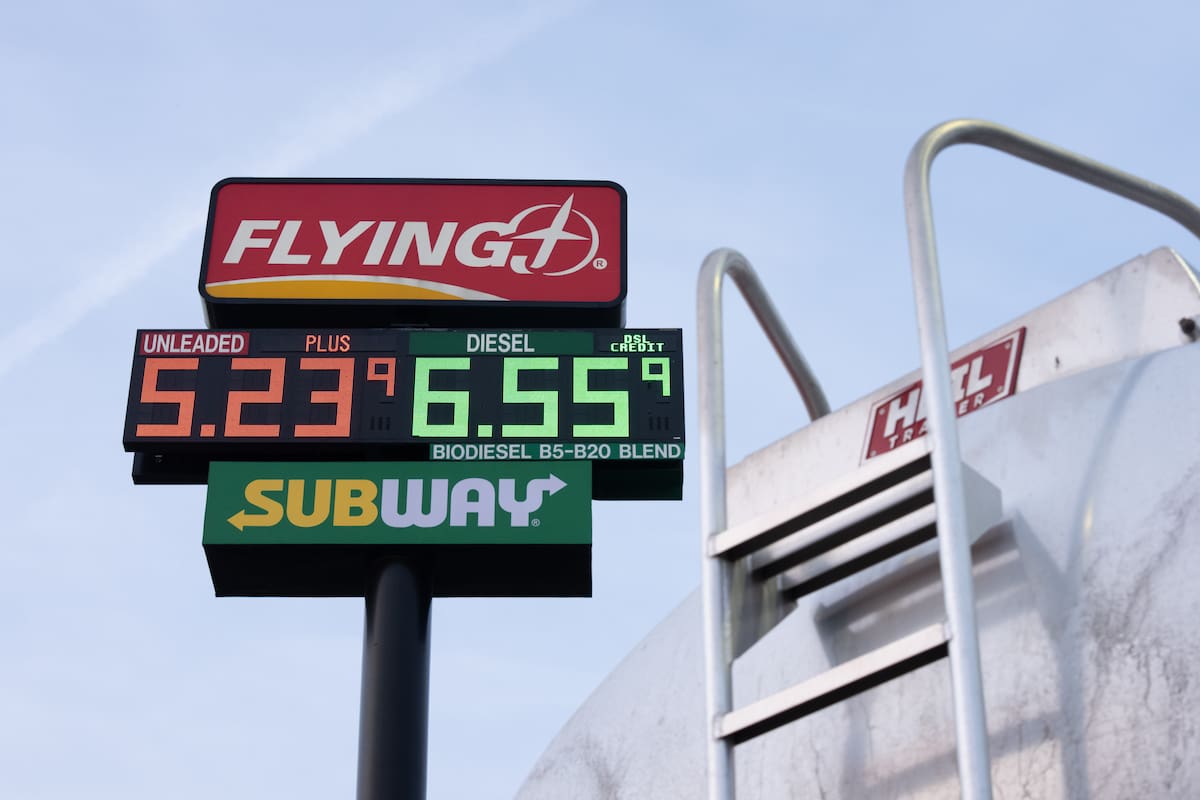 Precios de la gasolina cerca de un vehículo que transporta combustible en una gasolinería, el martes 7 de abril de are 2026, en Aurora, Oregon