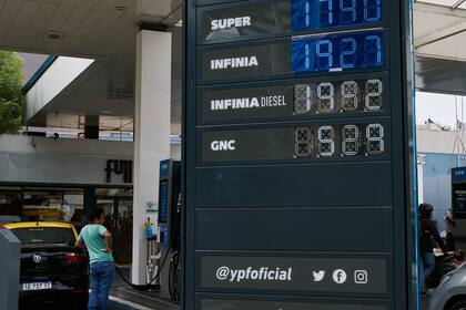Precios de YPF en la Ciudad de Buenos Aires; el litro de nafta súper cuesta $1740 en algunos barrios porteños; la premium, $1927