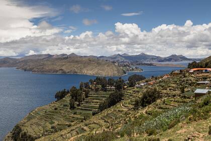 Preciosa vista del paisaje de islas y las terrazas construidas a la usanza local.