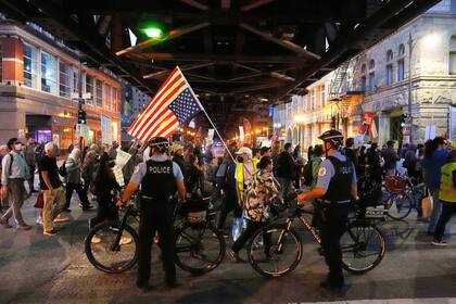 Preckwinkle acusó a su rival de inacción durante el despliegue de este operativo del ICE en Chicago, al señalar que mientras el gobierno estatal y municipal luchaban en los tribunales, el concejal mantuvo silencio frente a la administración Trump