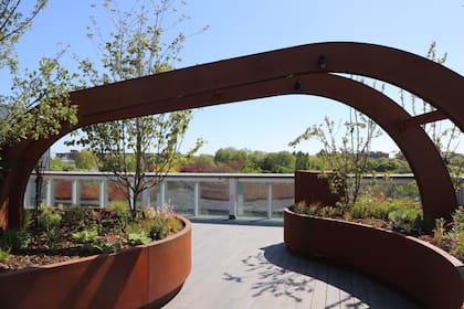 Predominantemente al aire libre, pero con algunas zonas cubiertas, el diseño paisajístico es obra de Nigel Dunnett