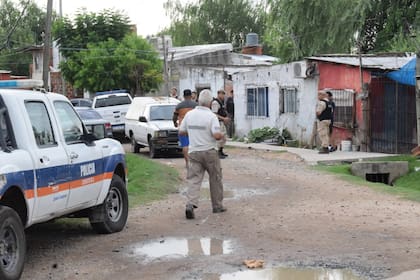 Prefectos y policías en la escena del triple crimen de Zárate