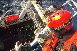 Espectacular evacuación en helicóptero de un tripulante que sufrió múltiples fracturas en alta mar