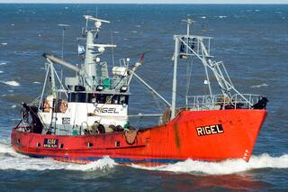 32 barcos, 2 helicópteros y un avión buscan al Rigel en medio de fuertes vientos