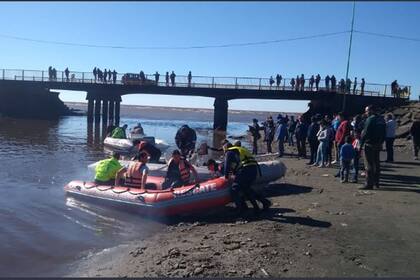 Prefectura Naval junto a pescadores locales buscan por agua y tierra a los dos jovenes desaparecidos
