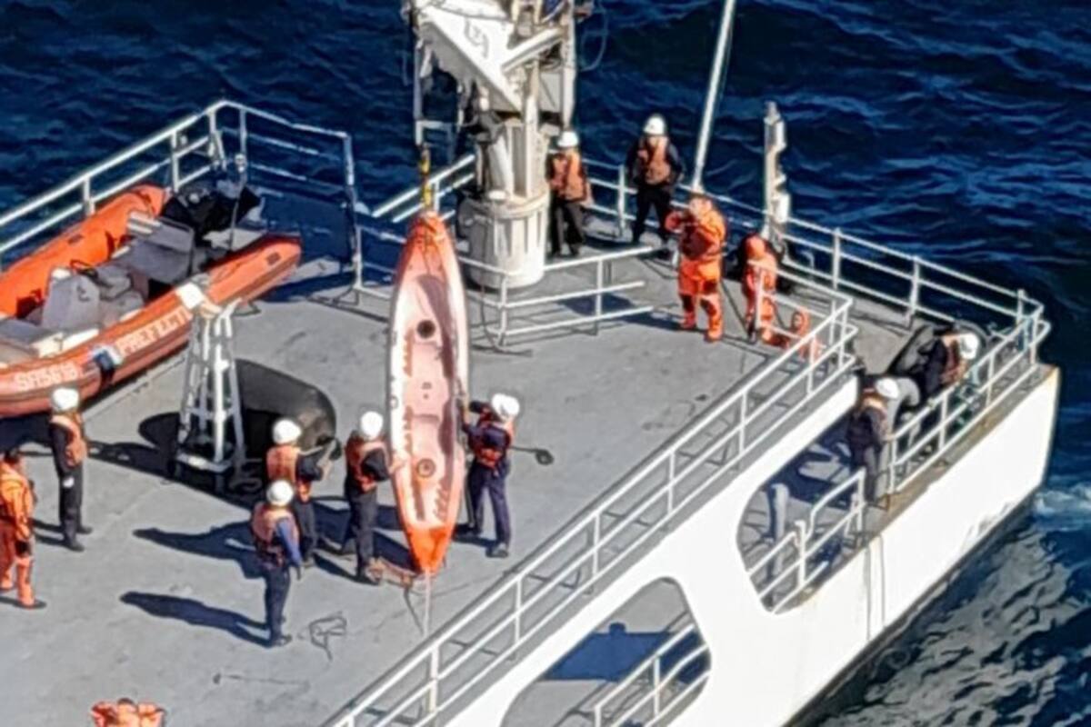 Prefectura Naval, rescata el kayak de los pescadores desparecidos en Pinamar