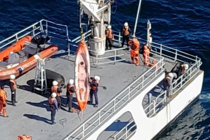 Prefectura Naval, rescata el kayak de los pescadores desparecidos en Pinamar