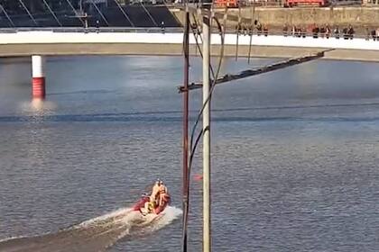 Prefectura Naval rescató a la joven que había caído del Puente de la Mujer en Puerto Madero