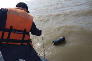 prefectura recuperando la cocaina del Naco Goldfinger, el exintegrante de Los Fabulosos Cadillacs detenido por una causa de narcotráfico
El músico, que estuvo preso durante seis años, se encontraba dentro de la lancha que naufragó en el Río de la Plata; tras el rescate, se descubrió en las inmediaciones un bolso que contenía 37 kilos de cocaína