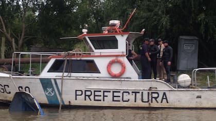 Prefectura saca del agua una de las lanchas accidentadas