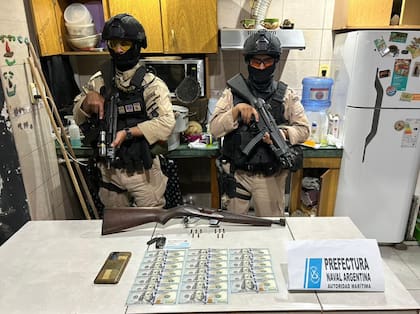 Prefectura secuestró armas y dólares durante los allanamientos ordenados tras el hallazgo de seis kilos de cocaína en un micro proveniente de Orán