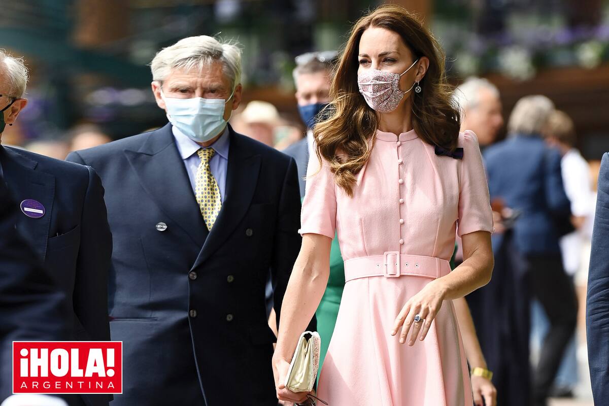 Prefirieron los
vestidos de color;
y si bien Kate fue
la más formal, las
tres, aún su mamá
de espléndidos 66
años, hicieron gala
de sus figuras de
deportistas