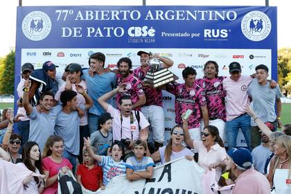 Premiacion final Abierto de Pato, ganador La Blanquita de Gral, Las Heras.