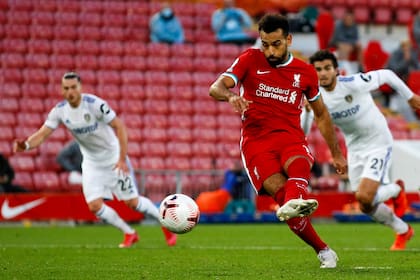 Mohamed Salah convierte uno de los dos penales en el 4-3 de Liverpool