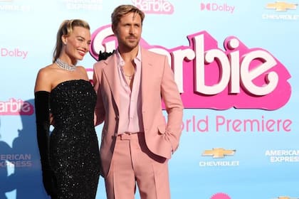 Margot Robbie y Ryan Gosling posando ante las cámaras durante la alfombra rosa de la premiere de "Barbie"