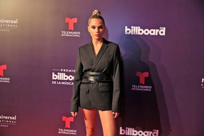 Total black. La villana de Soy Luna, Valentina Zenere, muy seria, posó para los fotógrafos