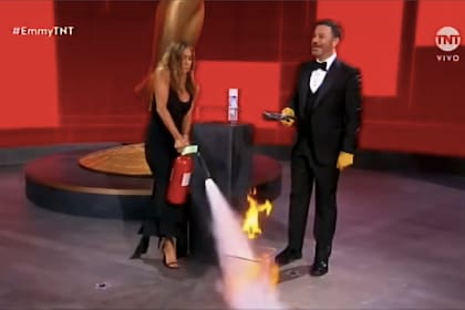 Jennifer Aniston y Kimmel, en uno de los muchos pasos de comedia "individual" en los Emmy del domingo que buscaron no perder la química entre estrellas de la ceremonia