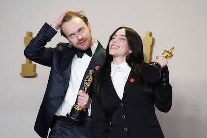 Premios Oscar 2024: qué significa el pin rojo que usaron los actores en la alfombra roja