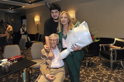 Mientras Roth agradecía la distinción, Martín Paéz, su hijo, y Abrasha Rotenberg, su padre, la escuchaban con orgullo. Luego posaron y sonrieron para las cámaras con la estrella de la velada. La Edición XI de los premios Platino se celebrará el 20 de abril en el Teatro Gran Tlachco del mexicano Parque Xcaret, en la Riviera Maya