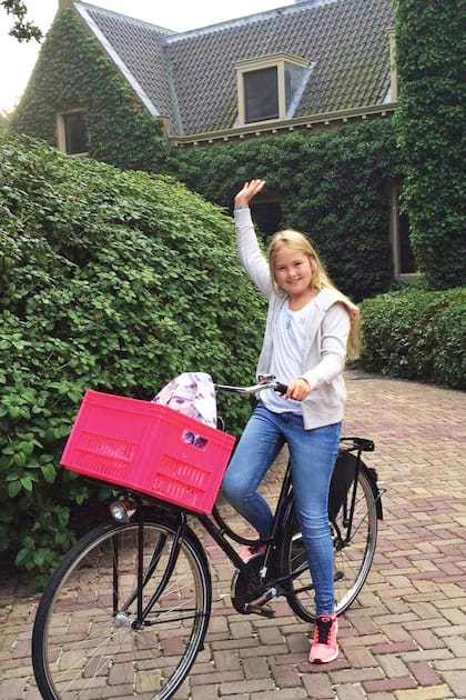 Muchas veces va a su colegio en bicicleta