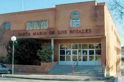 El frente del colegio Santa María de los Rosales, donde también asistió Felipe VI. Leonor usa uniforme: pollera gris y saco azul con el escudo de la institución grabado en el bolsillo.