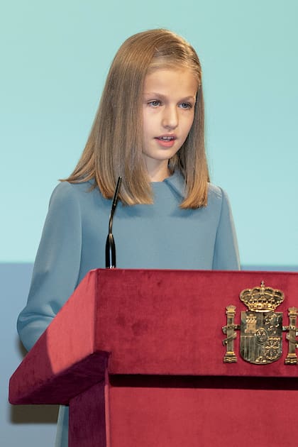 El 31 de octubre de 2018, día de su cumpleaños número 13, Leonor pasó una prueba de fuego: hizo su primera intervención pública leyendo el primer artículo de la Carta Magna española.