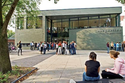 El frente del colegio público, Gymnasium Sorghvliet, que no requiere uniforme, al que asiste con sus hermanas