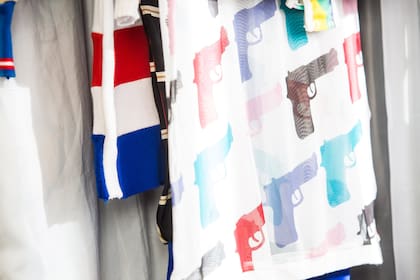 Prendas de la colección Femme Bang, que busca criticar el uso de las armas