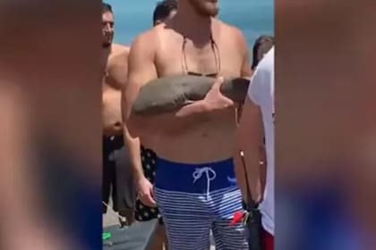 Prendido al brazo del turista por 45 minutos, el tiburón se negó a soltarlo hasta que llegaron los paramédicos