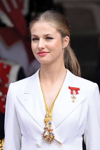 Prendido en su solapa izquierda, la princesa de Asturias lució el Toisón de Oro que recibió de manos de su padre en enero de 2018. Su pelo recogido dejó ver unos pendientes de Gold&Roses hechos en oro rosa de 18 quilates, oro blanco pavonado y piedras preciosas, coronados por una tanzanita, una piedra que simboliza “el anhelo de nuestra generación: vivir intensamente cada momento como si nunca fuera a terminar”, según explicaron sus creadores.