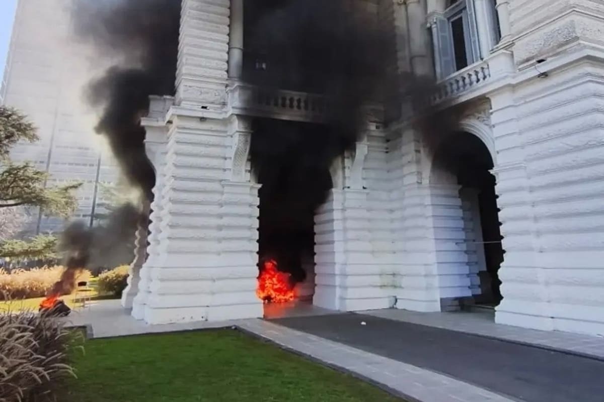 Prendieron fuego la municipalidad de La Plata