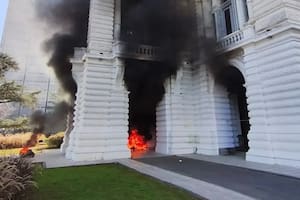 Cooperativistas prendieron fuego la Municipalidad de La Plata