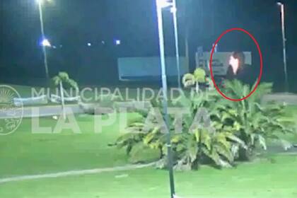 Prendieron fuego un cartel de Julio Garro con un lanzallamas