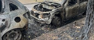 Los reiterados ataques de quemacoches preocupan a los vecinos de un barrio del conurbano
