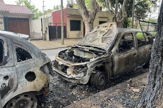Los reiterados ataques de quemacoches preocupan a los vecinos de un barrio del conurbano